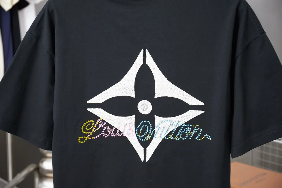 🅿️180 1V 25SS early spring new style Short sleeves with embroidered hot diamond letters Light luxury A must-have item for daily commuting for men and women Correct version Welcome to compare Detailed features · 320g 100% pure cotton double yarn jersey fabric · Special thickening in the same vat 32 pieces double-strand 1X1 thread · Imported Tajima machine embroidery petals . High temperature Australian imported colored diamonds · Double-needle sewing and cross-seam technology · Original main mark, washed tag, brand moisture-proof paper packaging Color: black/white Size: S/M/L/XL